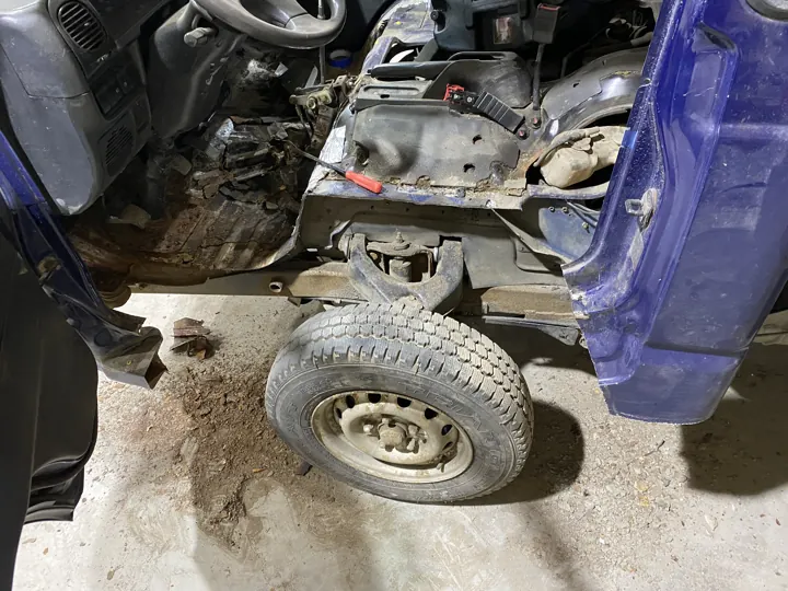 Разобранный порог и пол кабины Hyundai Porter в процессе кузовного ремонта