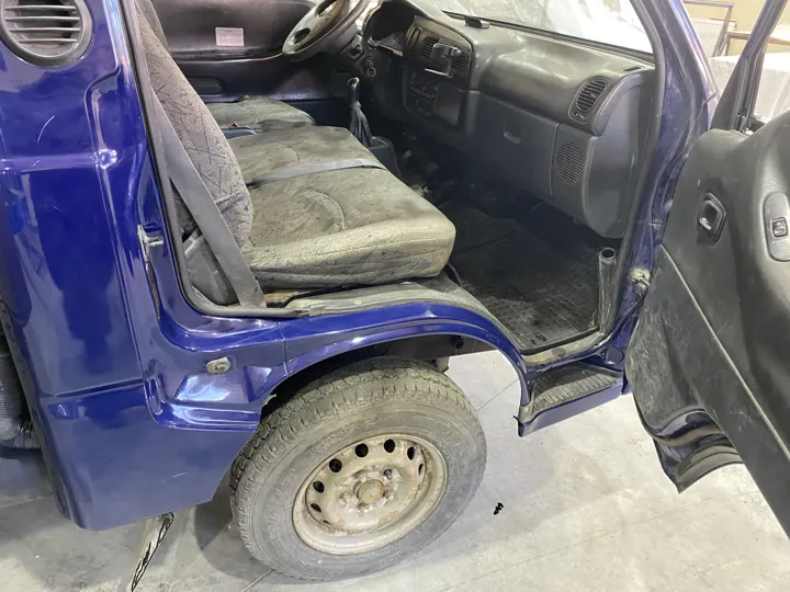 Дверной проём и порог синей кабины Hyundai Porter после восстановления