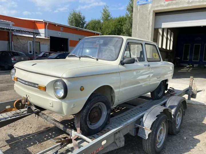 Светлый ЗАЗ у здания автосервиса после кузовных работ