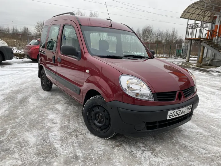 Красный Renault Kangoo перед автосервисом после восстановления кузова