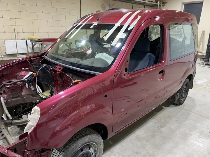 Красный кузов автомобиля с окрашенными элементами перед окончательной сборкой